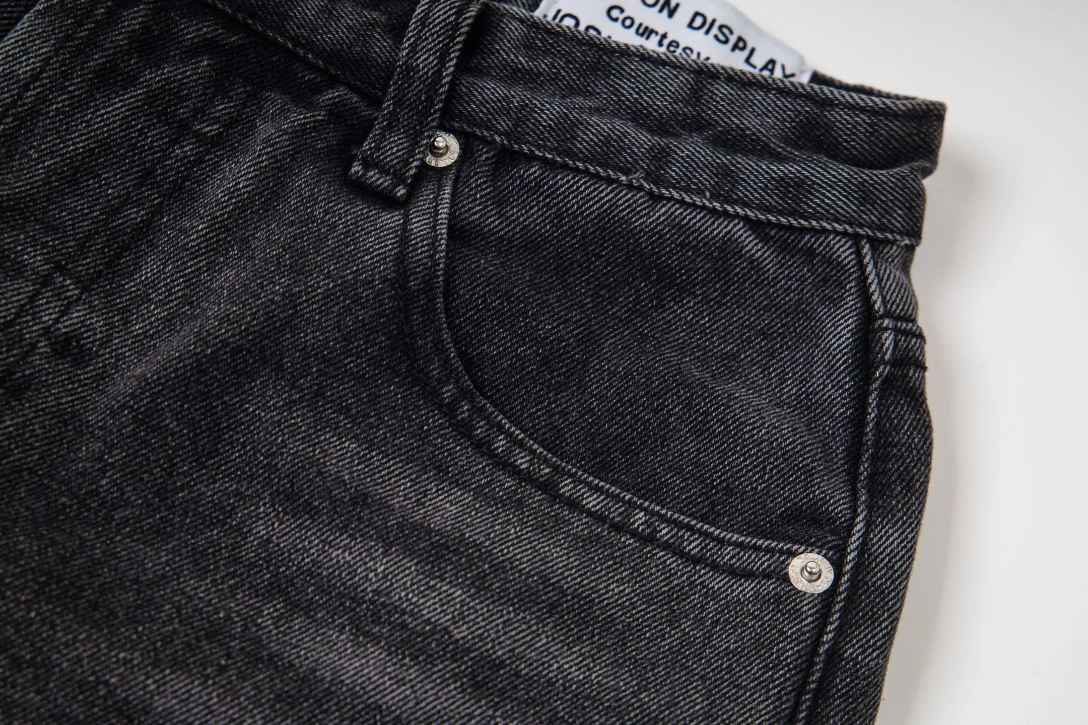 P240 Chrome Hearts Gallery co-branded limited-edition cross-flared flared jeans are a hot item this season and are sought after by countless celebrities and fashionistas. The neat details of the cutting process add color to the playful fashion! The neat and meticulous design, and the well-fitting structure is unique. The upper body not only has outstanding recognition, but also looks younger and younger. A style with the ultimate wearing meaning and performance, gorgeous color matching, and the craftsmanship of this style is also extremely extraordinary. After the finished product is washed, it is disassembled and hand-made with sheepskin cross leather and then spliced ​​together to complete. The whole piece has too many craftsmanship to describe. It is decorated with patchwork cross flowers and high-waisted washed jeans! ! Absolutely high-end luxury product, a god-level single product, a super popular product, made with top heavy industry, a must-see magic weapon that can't be missed. Style number: 1836 Size: 28 30 32 34 36 Color: black